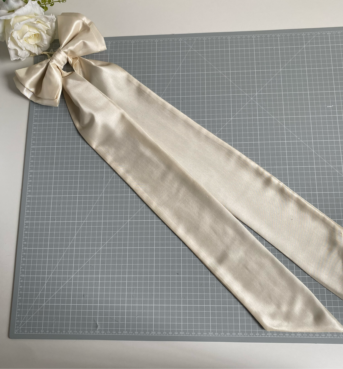 Ivory Taffeta Picture Bow