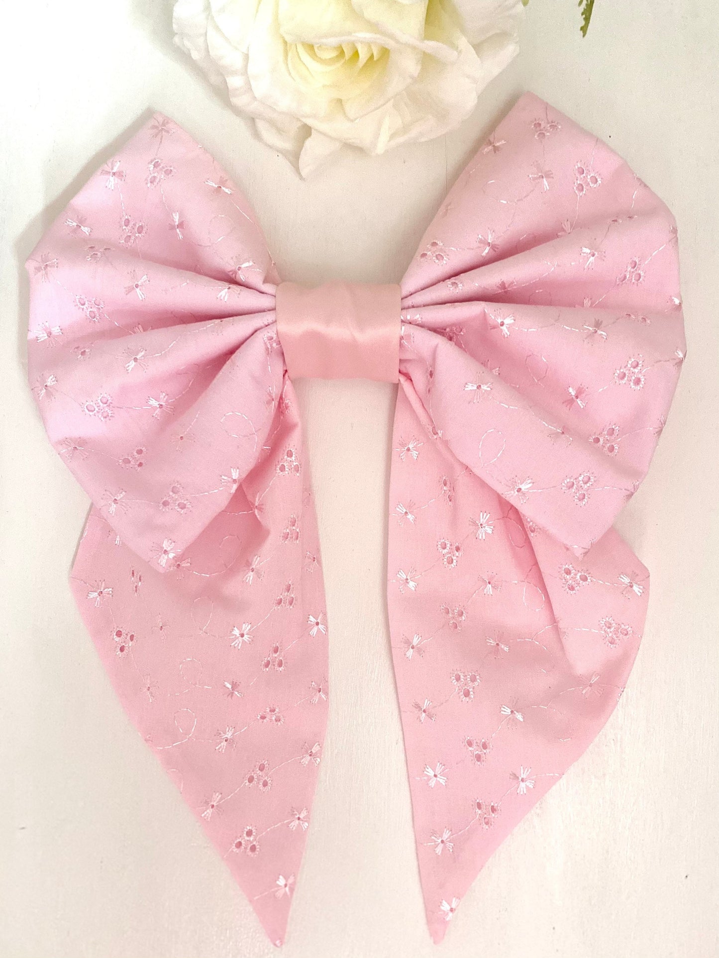 Embroidery anglaise Cot Bow x 1