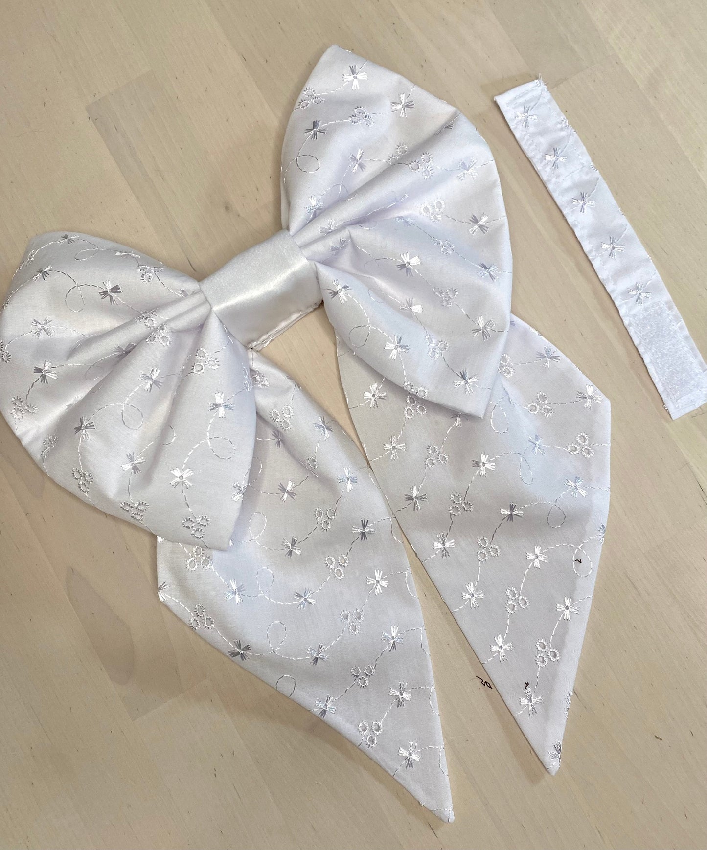 Embroidery anglaise Cot Bow x 1